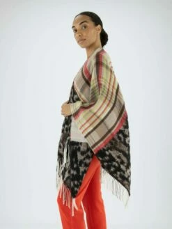 Marc Cain VC 14.04 W13 Manteaux / Doudounes 572 -Tendance Chic Magasin marc cain manteau doudoune vc 14 04 w13 2