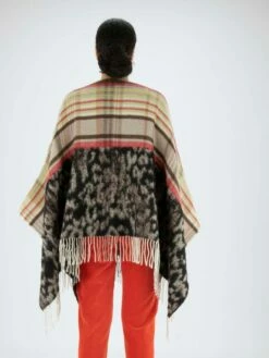 Marc Cain VC 14.04 W13 Manteaux / Doudounes 572 -Tendance Chic Magasin marc cain manteau doudoune vc 14 04 w13 3