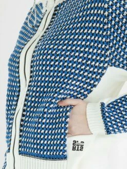 Marc Cain WS 39.12 M14 Gilets 365 17 Marc Cain WS 39.12 M14 Gilets 365 -Tendance Chic Magasin marc cain sports gilet ws 39 12 m14 8